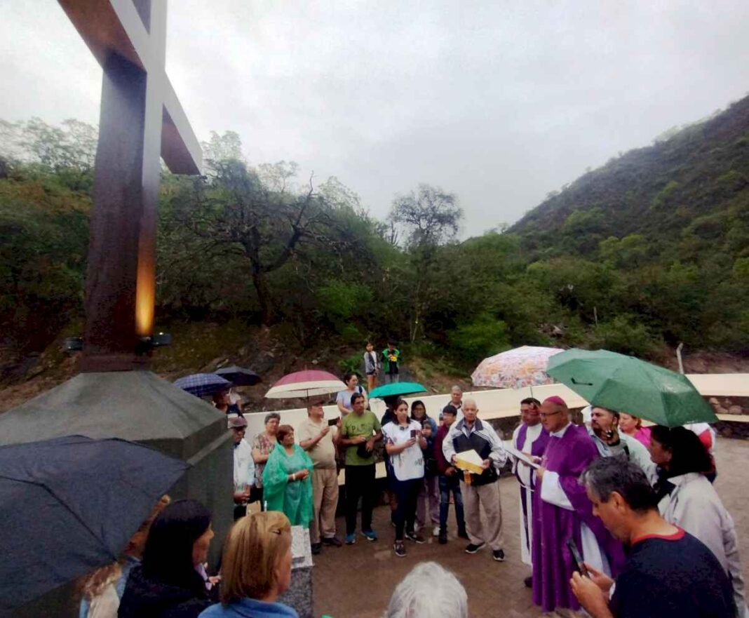 en-el-dia-de-los-fieles-difuntos,-el-obispo-bendijo-el-primer-cinerario-de-catamarca