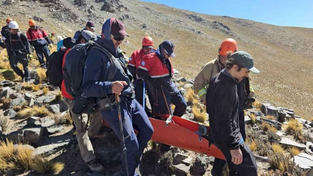 en-santa-maria,-bomberos-voluntarios-realizan-un-operativo-de-rescate-en-alta-montana