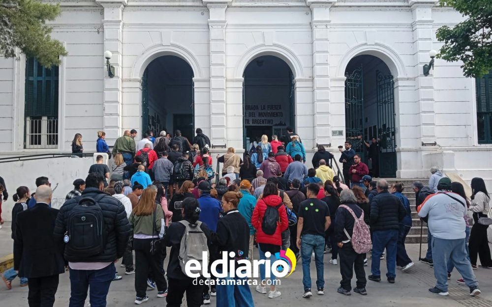 2298784-dos-de-las-escuelas-emblematicas-de-catamarca-tardaron-en-abrir-sus-puestas-este-domingo