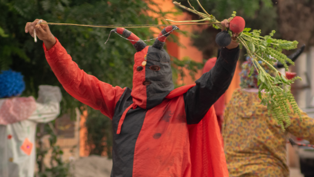 2310562-yo-soy-mataco-soy-comparsero-federico-peludero-documenta-la-comparsa-mascarita-los-ma6900ec1dca4c1