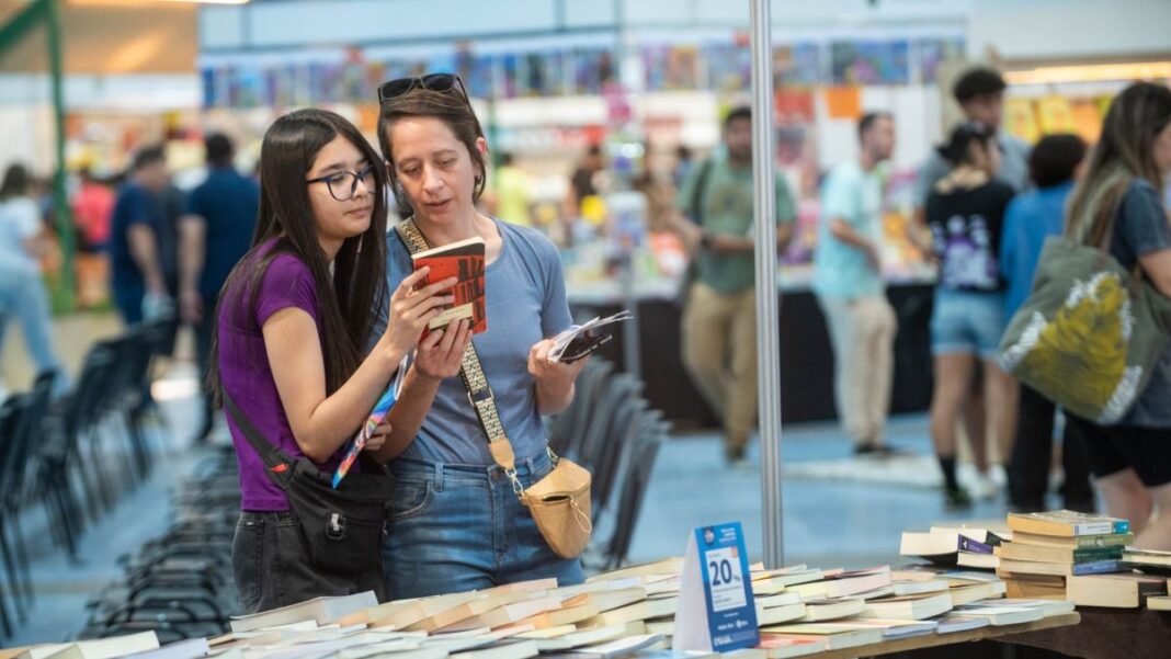 2315308-feria-del-libro-2025-habra-descuentos-y-cuotas-para-comprar-libros