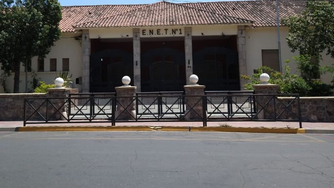 2321512-padres-de-alumnos-de-la-enet-no1-entregaran-siete-dispensers-de-agua-a-la-escuela