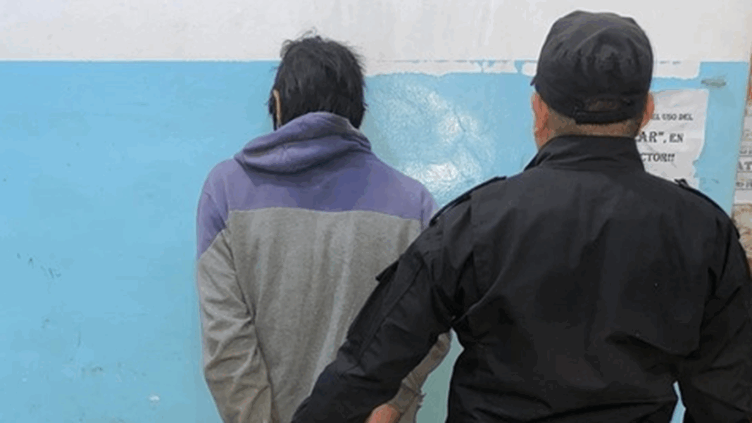 2323225-detuvieron-a-un-hombre-tras-atacar-con-un-cuchillo-en-plaza-25-de-mayo