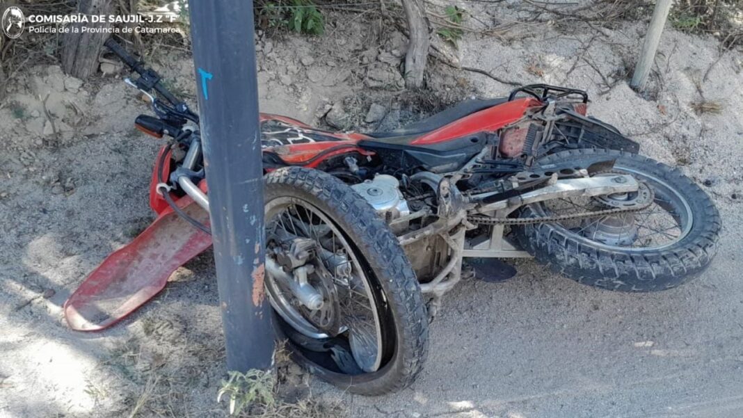 Ilustración de una calle con un poste de luz, representando el lugar del accidente vial en Siján, Catamarca.