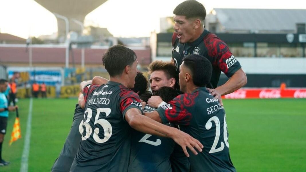 Jugadores de Huracán y Olimpo disputando un partido de fútbol en el estadio Ciudad de Caseros.