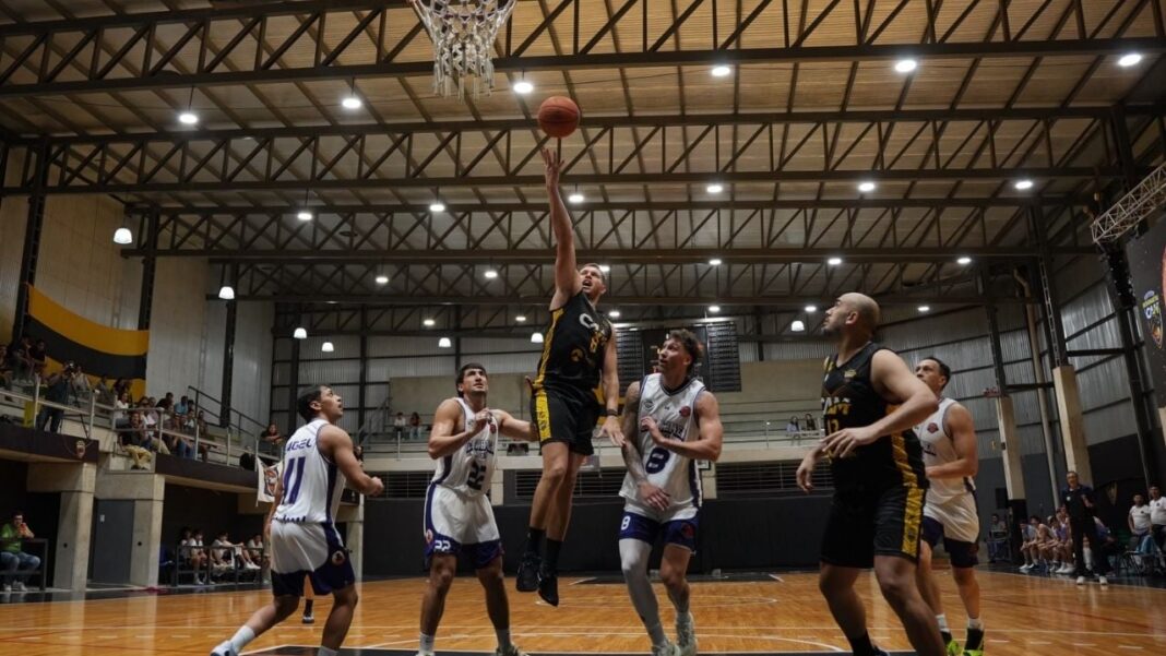Jugadores de Montmartre en acción durante el partido de la Liga Federal de Básquet en el Nido.