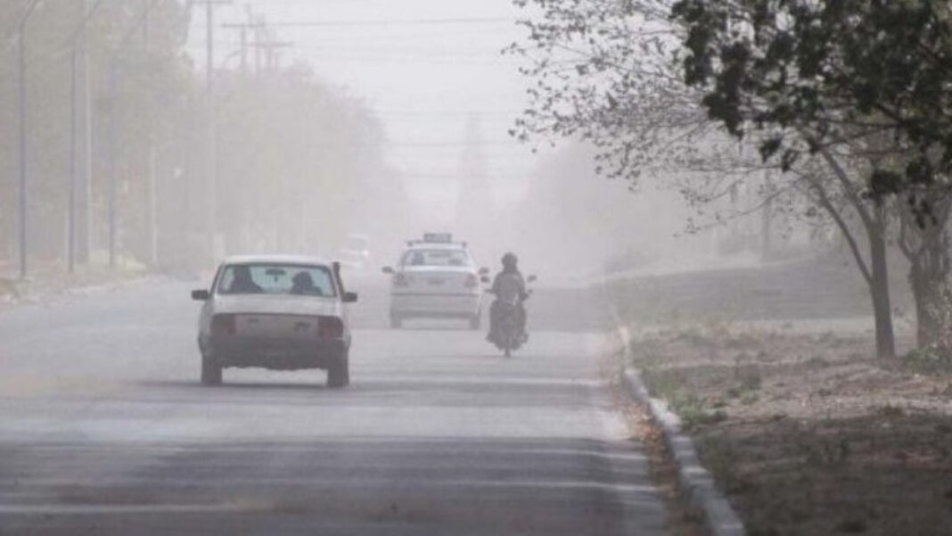 Mapa del pronóstico del tiempo con íconos de sol, nubes y viento sobre la provincia de Catamarca