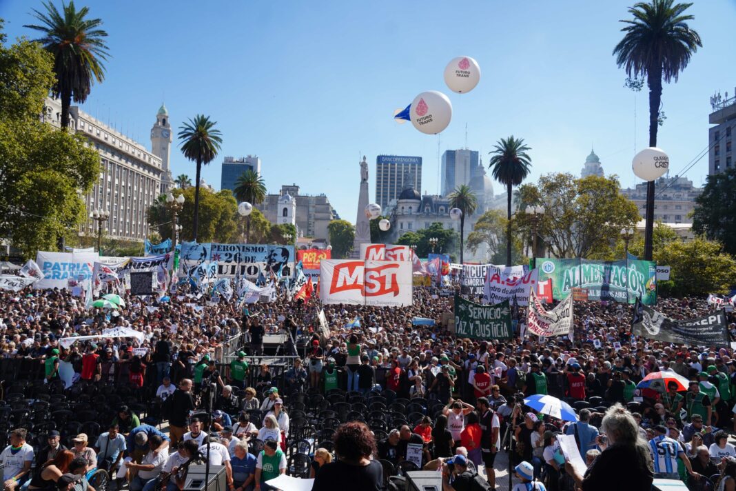 Multitud en Plaza de Mayo durante el acto central por el 50 aniversario del golpe de Estado de 1976.