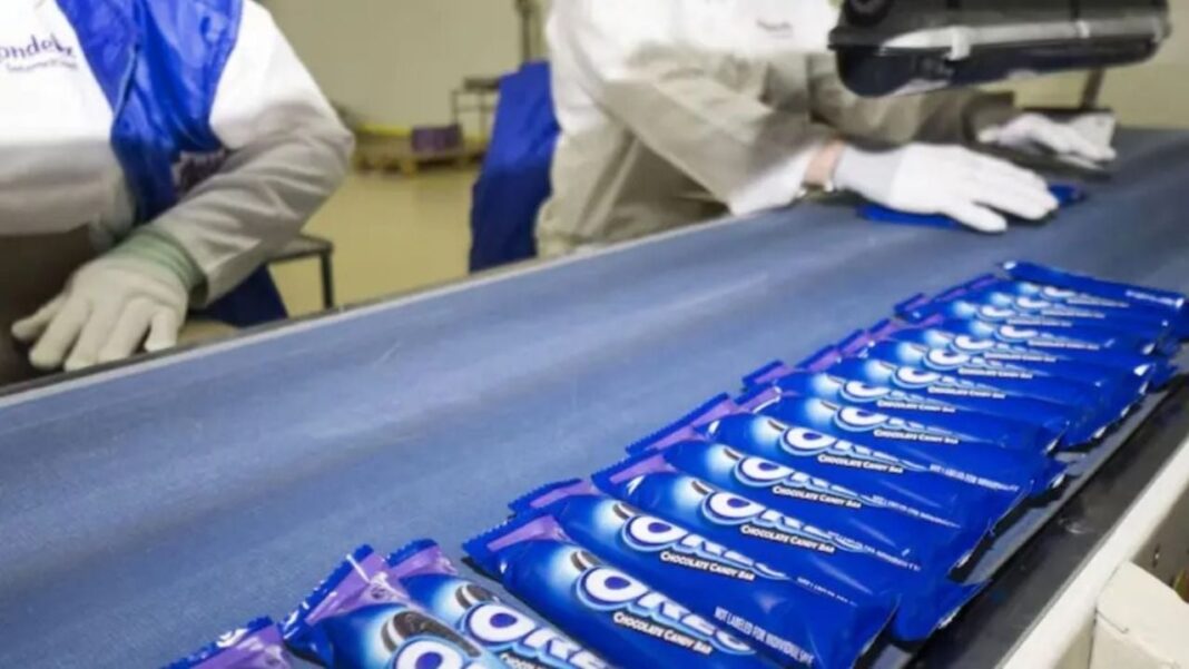 Representantes del STIA y Mondelez firman acuerdo laboral en una mesa de negociaciones