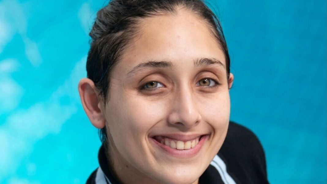 Agostina Hein, nadadora argentina, celebra su medalla de oro en los Juegos Suramericanos de la Juventud.