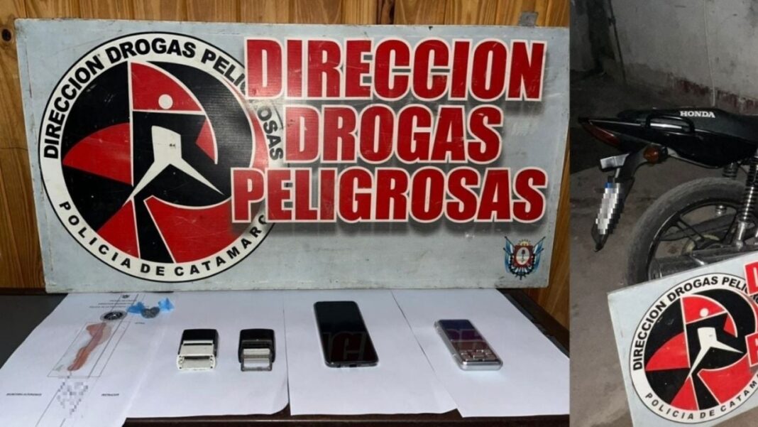 Efectivos de seguridad durante un procedimiento de allanamiento (ilustrativa)