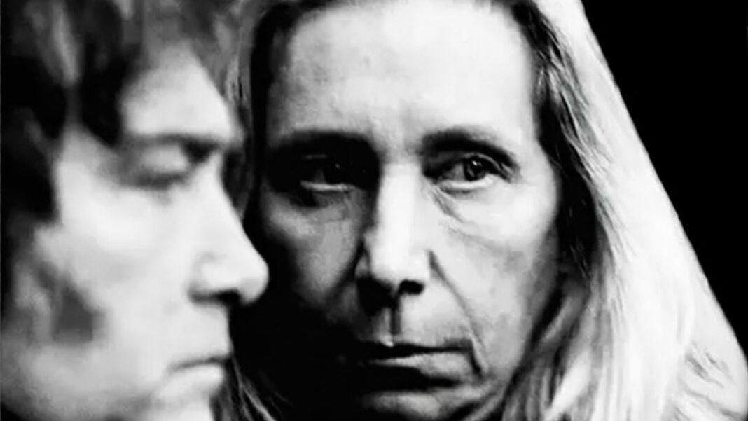 Gráficos y documentos representando análisis económico y político