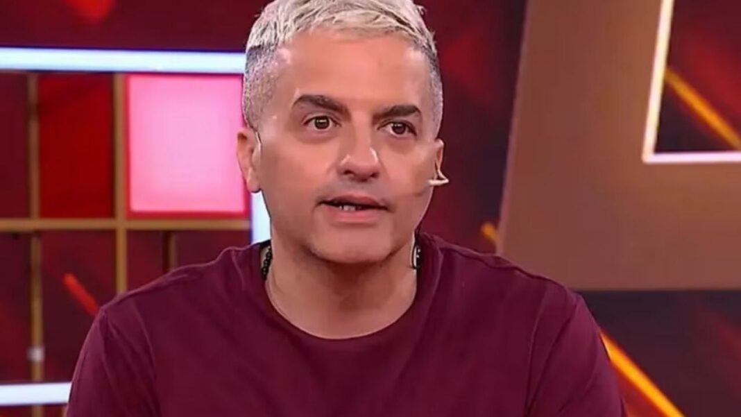 Ángel de Brito en el estudio de su programa de televisión