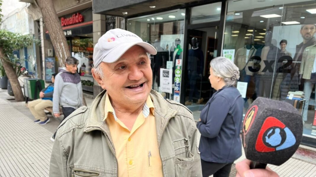 Personas caminando y conversando en la peatonal Rivadavia de Catamarca, recordando al Papa Francisco.
