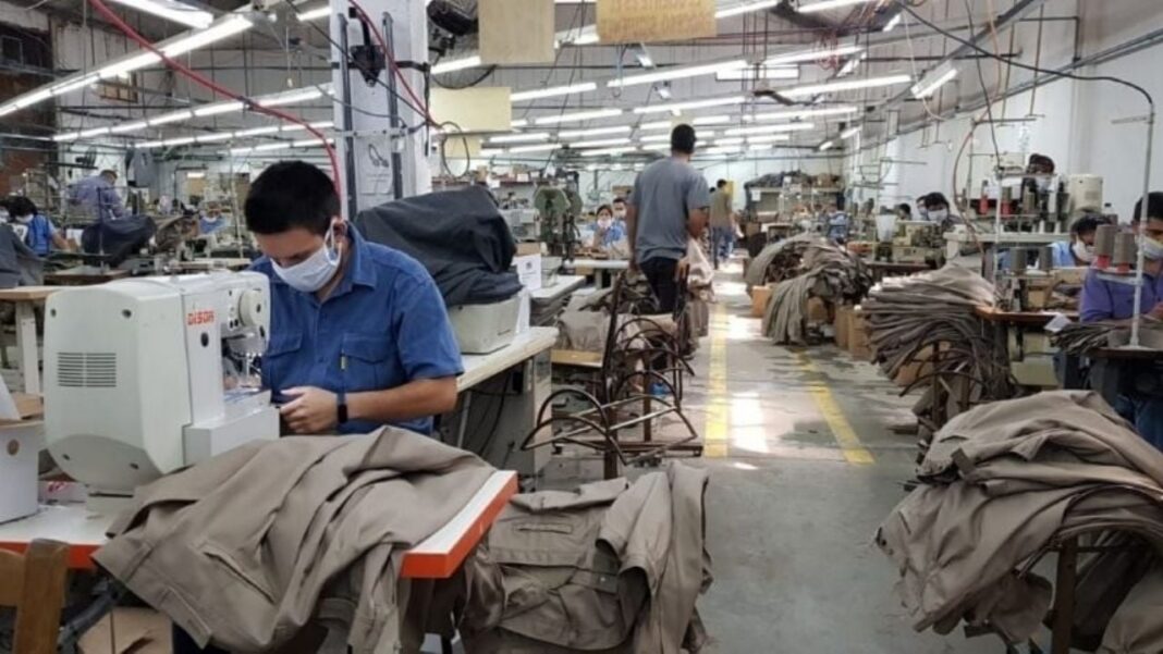 Trabajadores textiles en fábrica de Catamarca