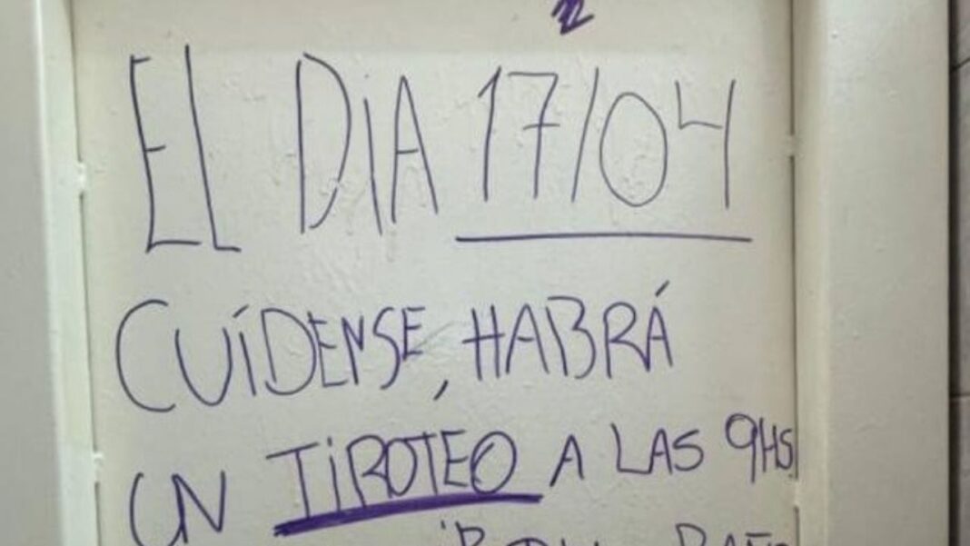 Adolescentes en un aula vacía, reflejando el aislamiento y la crisis de salud mental juvenil en Argentina