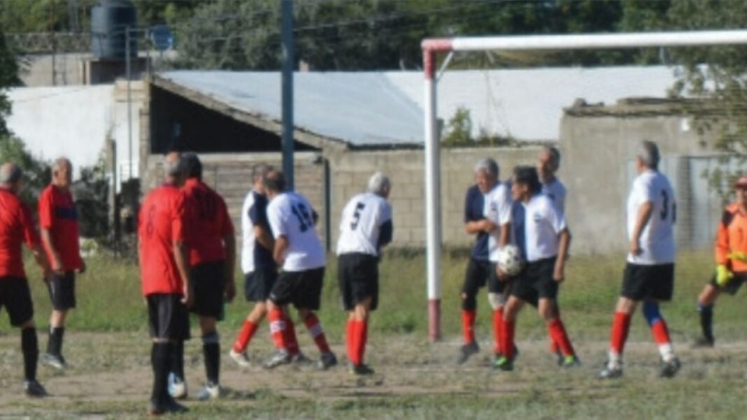 Jugadores de fútbol veterano durante un partido en la cancha de Los Amigos, Catamarca.