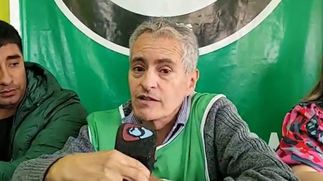 Ricardo Arévalo, dirigente de ATE Catamarca, durante una entrevista radial.