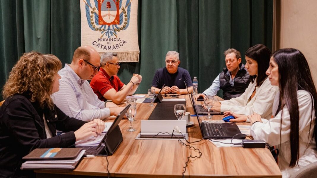 Gobernador Raúl Jalil en reunión con ministros anunciando aumento para becarios y contratos