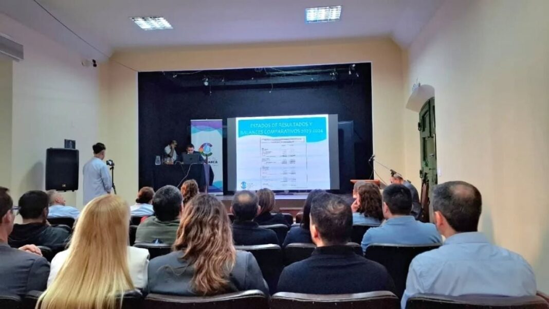 Ilustración de una factura de agua y un grifo, representando el servicio de agua potable en Catamarca.