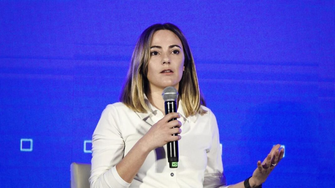 Diputada nacional Fernanda Ávila durante una entrevista sobre la Ley de Glaciares.