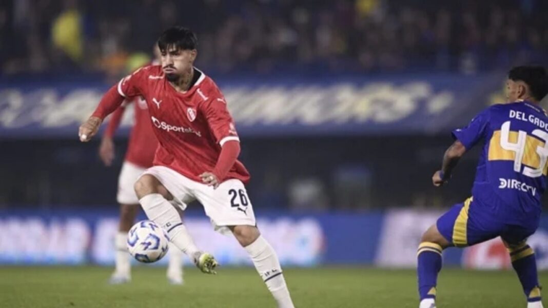 Jugadores de Boca Juniors e Independiente disputando un balón durante el clásico en La Bombonera.