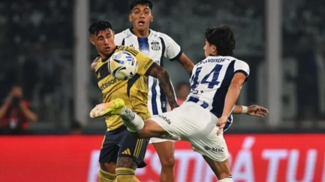 Jugadores de Boca Juniors y Talleres durante el partido en el estadio Mario Alberto Kempes de Córdoba.