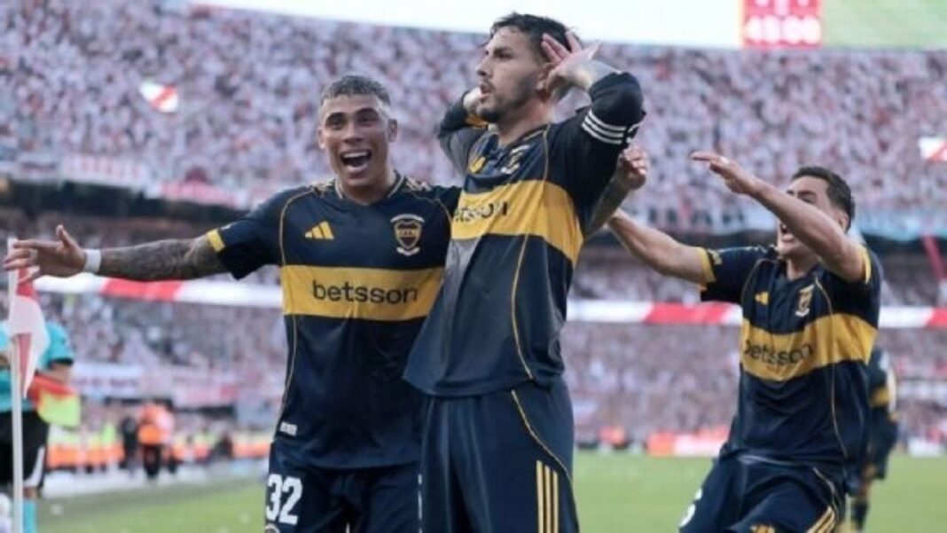 Jugadores de Boca Juniors y River Plate durante el Superclásico en el Estadio Monumental.