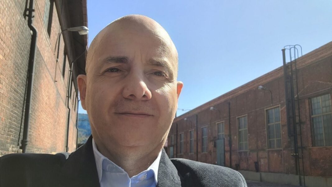 Diputado provincial Adrián Brizuela durante una entrevista radial.