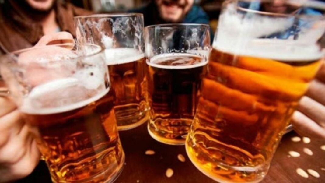 Fábrica de cerveza artesanal en Catamarca, con barriles y equipo de producción.