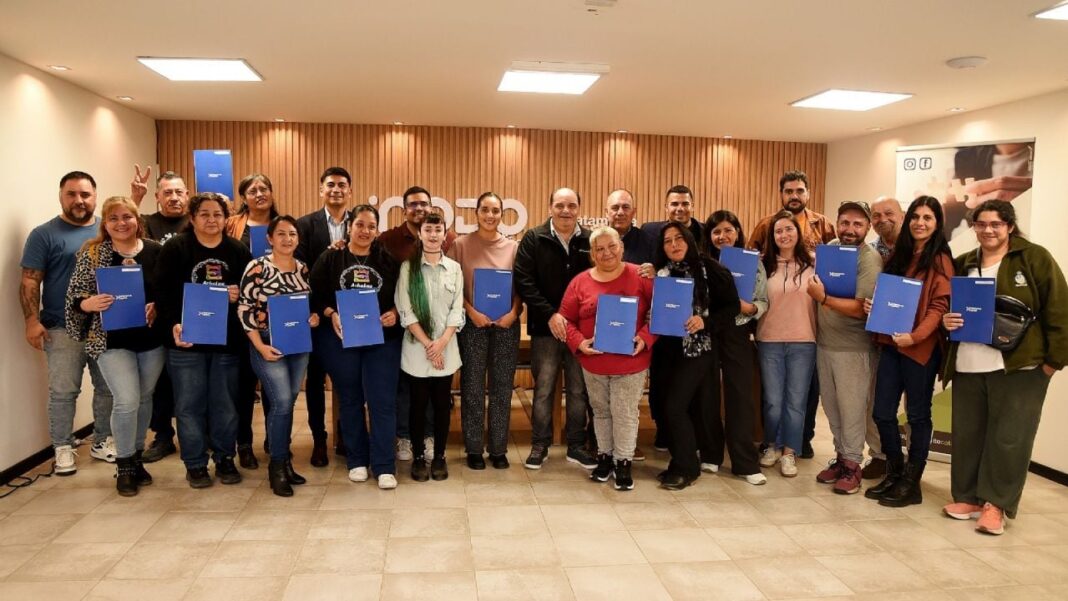 Entrega de créditos a emprendedores de la Red Achalay en la Caja de Crédito Municipal de Catamarca