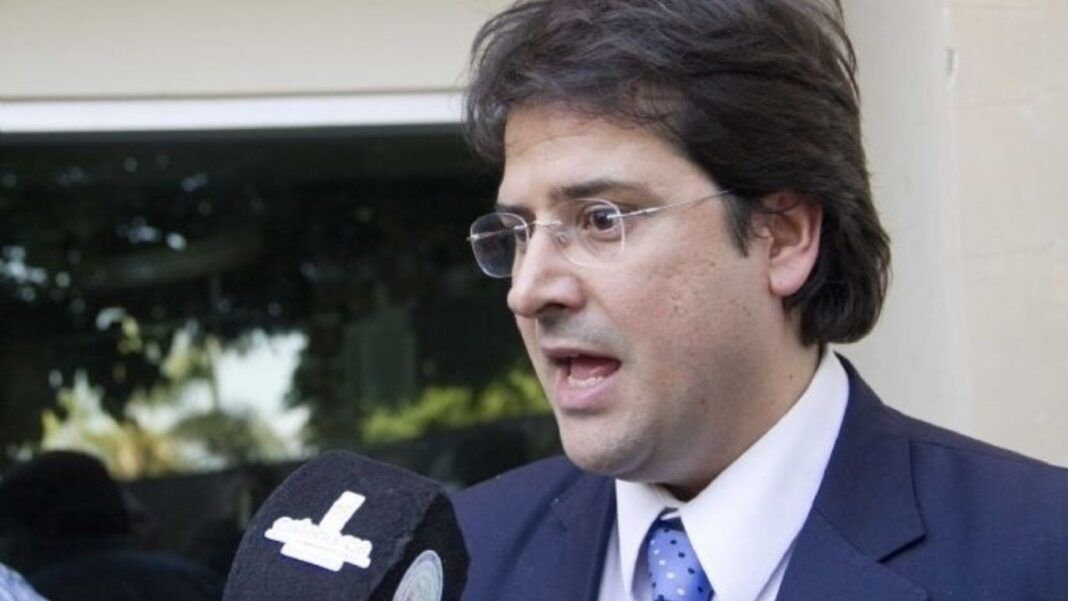 Símbolo de la justicia y logotipo de la AFA en un contexto informativo