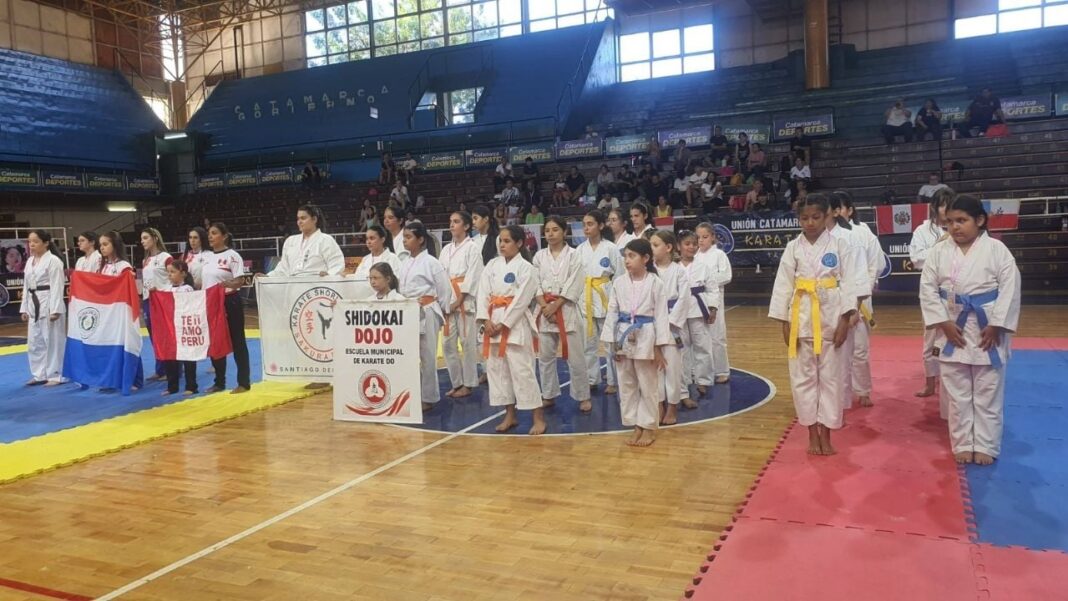 Competidoras de karate durante el Campeonato Internacional Open Femenino 2026 en el Polideportivo Capital de Catamarca.