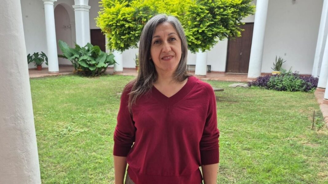 Docentes participando en una capacitación en un salón de eventos en Catamarca