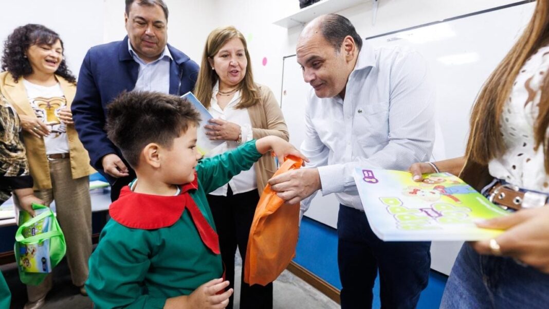 Intendente Gustavo Saadi y autoridades en la entrega de kits escolares en una escuela municipal de la Capital.