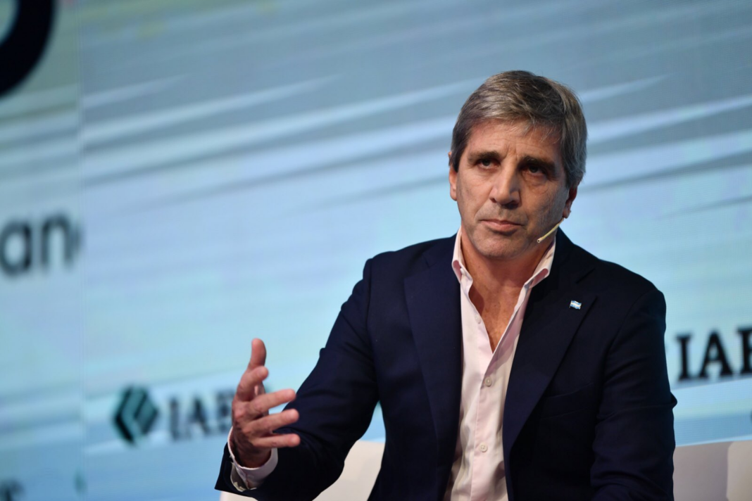 Ministro de Economía Luis Caputo durante una entrevista por streaming.
