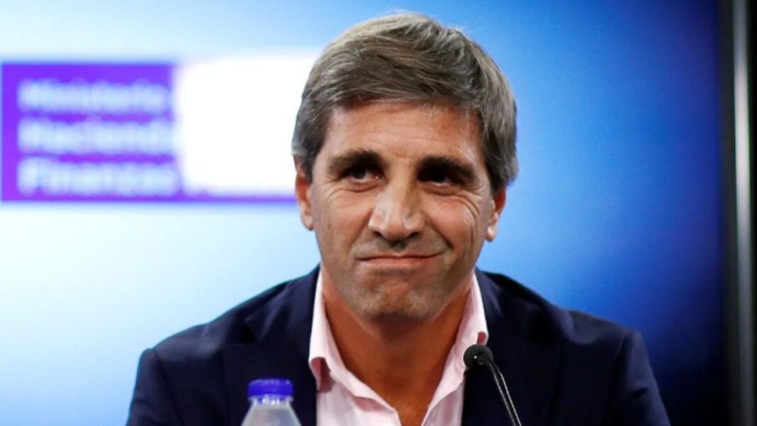 Ministro de Economía Luis Caputo durante una conferencia de prensa.