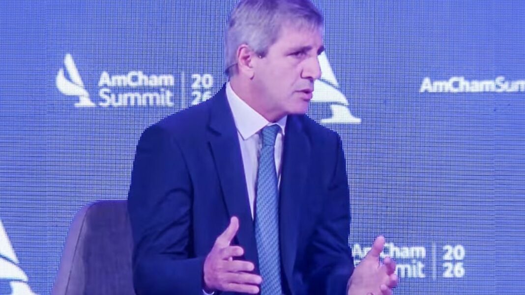 Ministro Luis Caputo y Presidente Javier Milei durante su participación en el AmCham Summit 2026.
