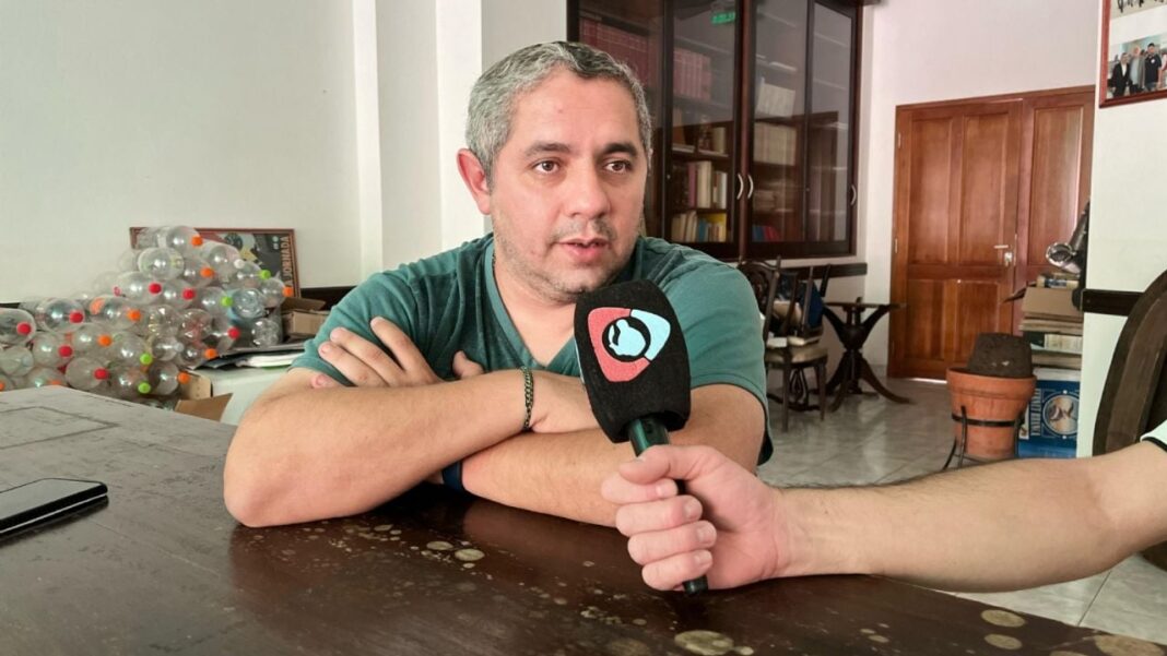 Colectivo urbano transitando por una calle de la ciudad de Catamarca