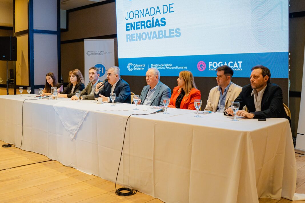 Autoridades de Catamarca y del CFI durante la firma de convenios sobre gestión energética y sustentabilidad.