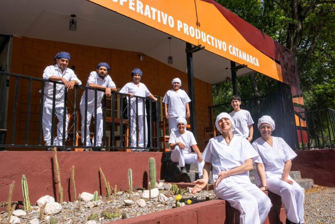 Reunión de autoridades provinciales presentando el programa PARC para cooperativas y mutuales en Catamarca