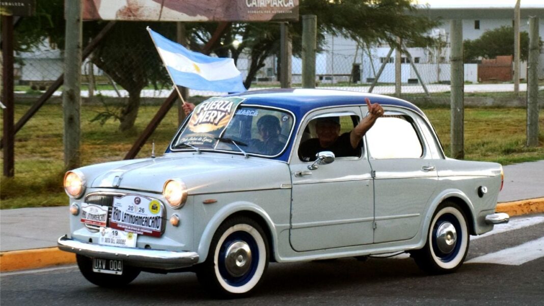 Exposición de autos clásicos y antiguos en el Paseo de la Fe, Catamarca, durante el 3er Raid Latinoamericano.
