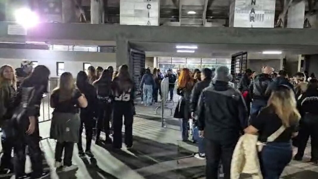 Multitud ingresando al Estadio Bicentenario de Catamarca durante el recital de Airbag