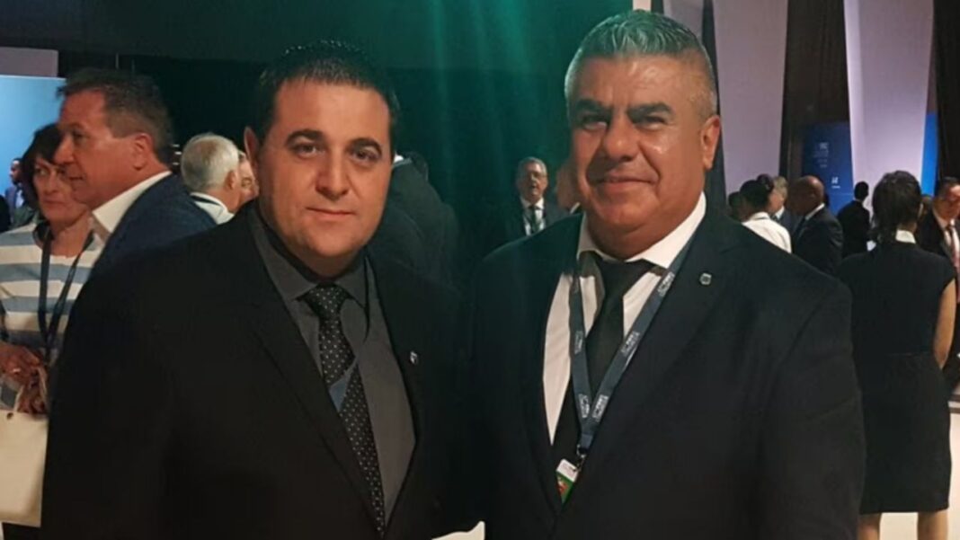 Símbolo de la Justicia y logo de la AFA en un escritorio con documentos judiciales.