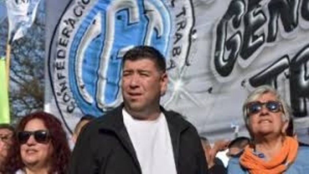 Cristian Jerónimo, dirigente de la CGT, durante una declaración pública.