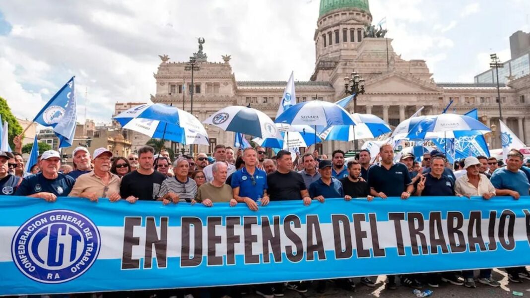 Movilización de la CGT en Plaza de Mayo el 30 de abril
