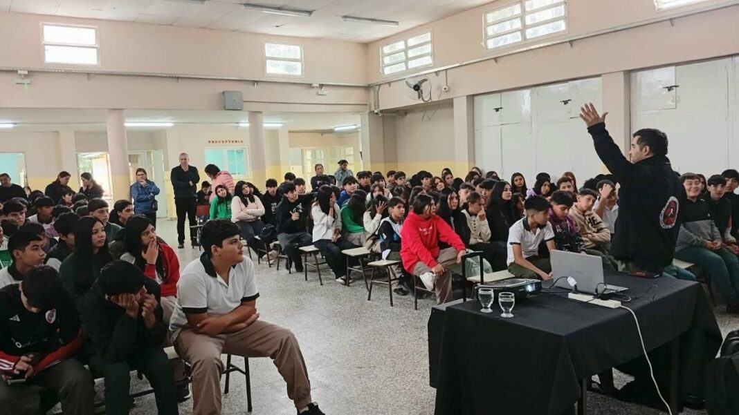 Estudiantes participando de una charla de prevención en un aula de una escuela de Los Altos, Catamarca