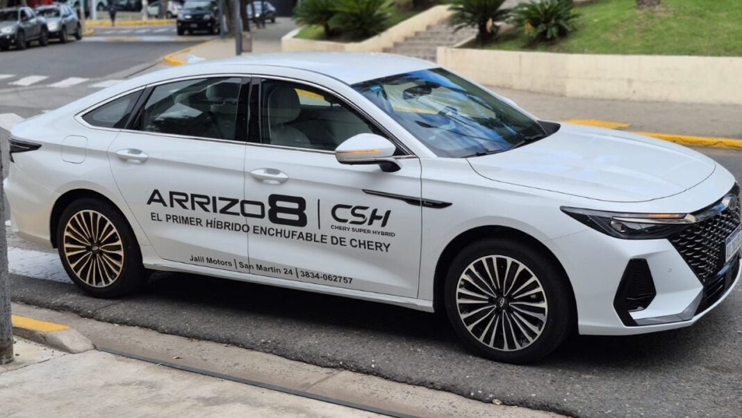 Vehículo Chery Arrizo 8, modelo híbrido enchufable, exhibido en concesionario de Catamarca