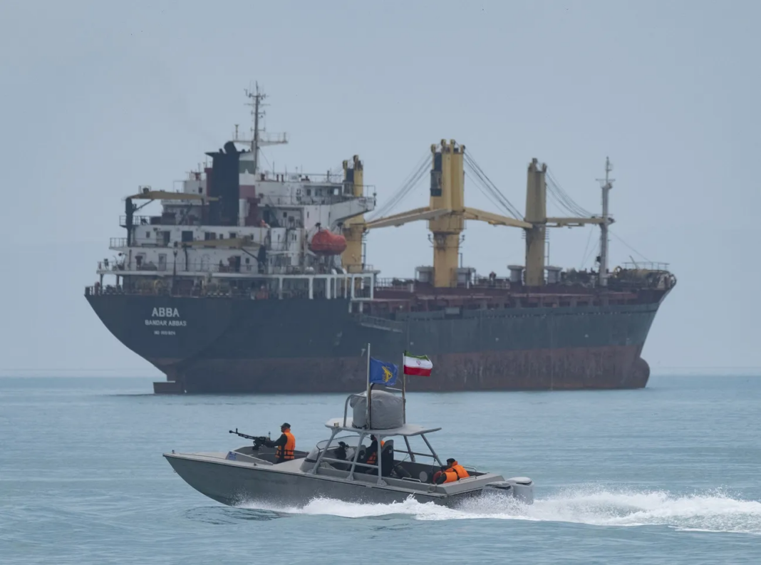 Mapa ilustrativo del Golfo Pérsico y la zona de puertos iraníes, con banderas de China, EE.UU. e Irán.