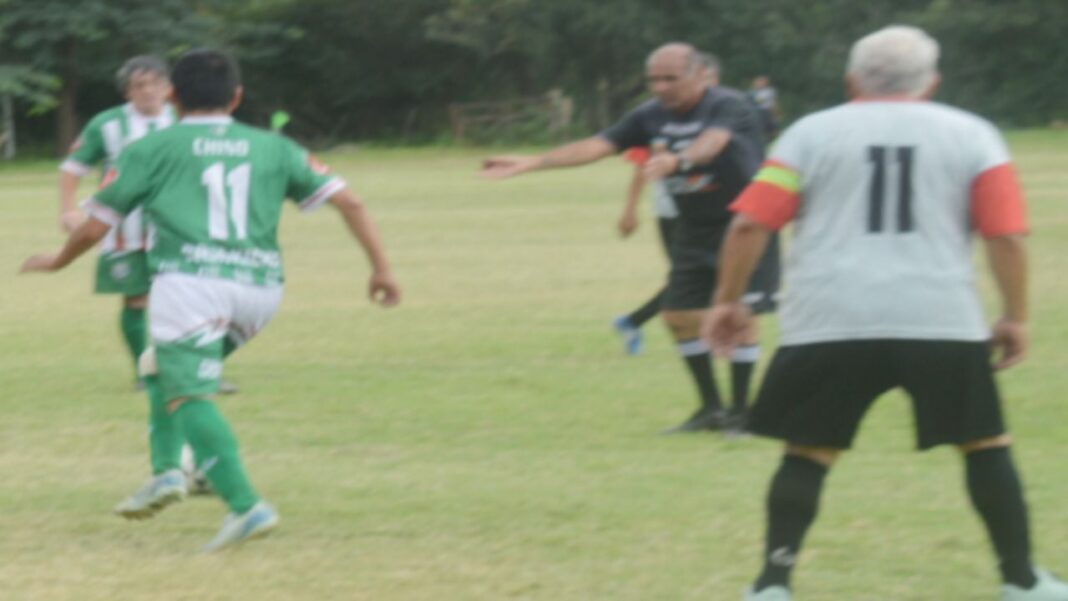 Jugadores de Círculo Médico celebran un gol durante el partido contra Los Amigos en Antapoca.